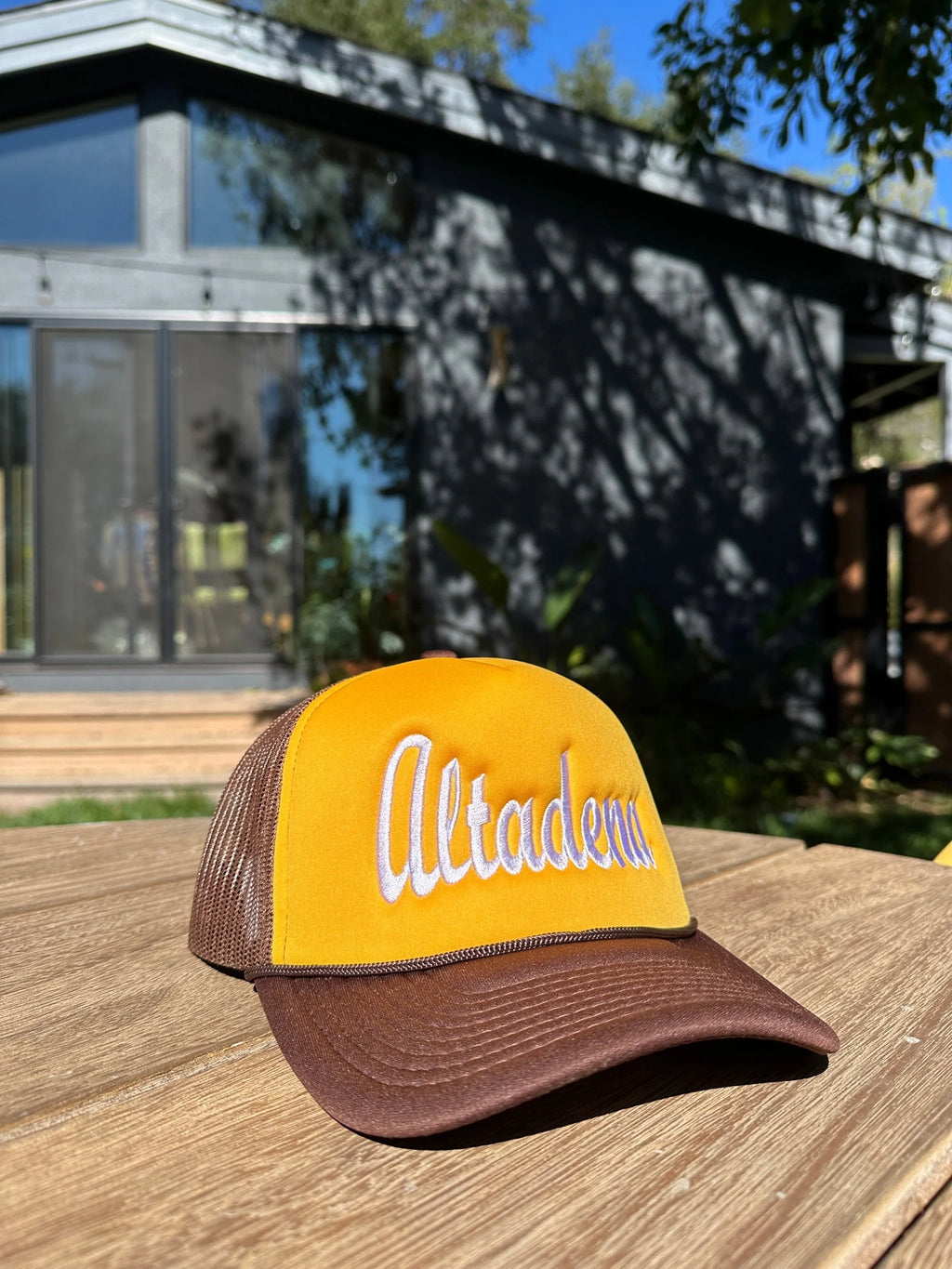 ALTADENA BROWN/YELLOW TRUCKER HAT